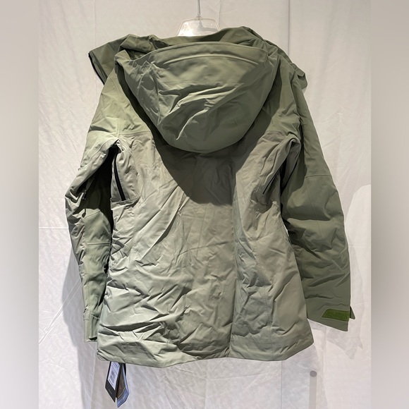 Burton Women’s Embark Gore-Tex Ski Jacket. Amazing features, great quality. - Picture 2 of 5